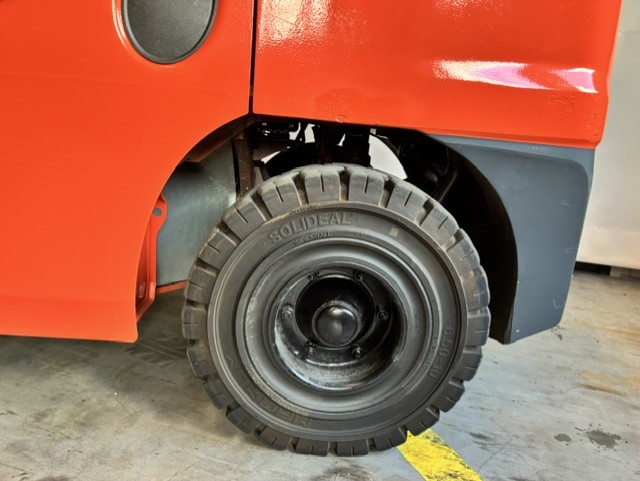 Toyota 02-8FGJF35 - Achterband nr 2047 - 45809-2047