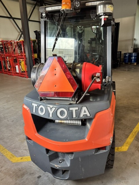 Toyota Tonero 02-8FGJF35 - Achterzijde nr 2046 - 45809-2046