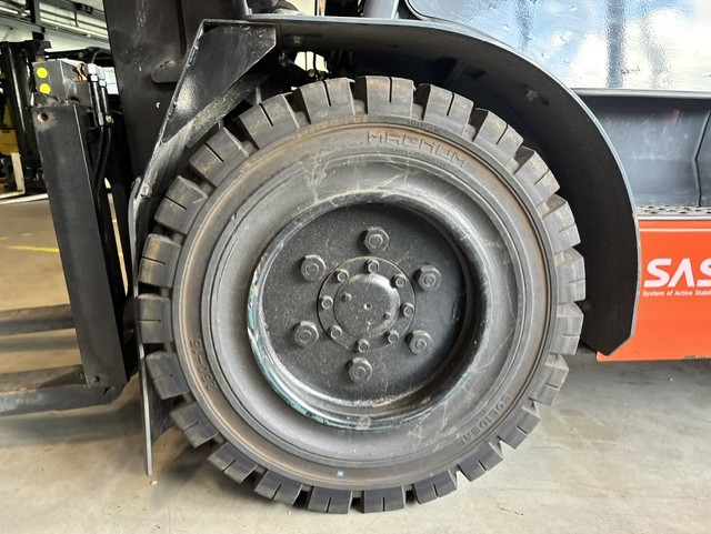 Toyota Tonero 02-8FGJF35 - Voorband nr 2046 - 45809-2046